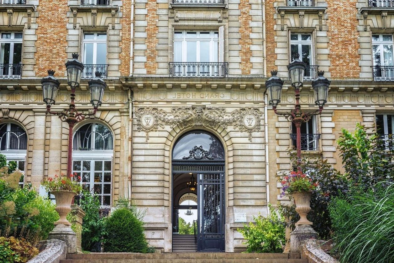 Façade élégante d’un hôtel parisien